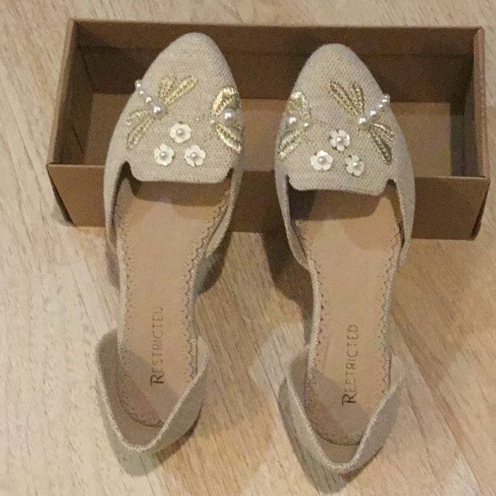 NEW Restricted Dorsay White and Gold Size 9